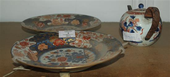 Pair Imari plates & teapot